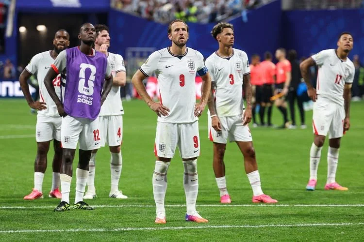 Penyerang timnas Inggris, Harry Kane, dan rekan-rekan setimnya bereaksi setelah kalah dalam pertandingan semifinal Piala Dunia 2026 antara Inggris dan Argentina di Stadion Atlanta, Atlanta, pada 15 Juli 2026.