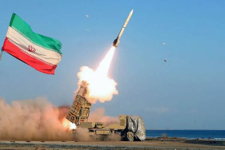 Ilustrasi senjata militer Iran - Pasukan Iran menembakkan rudal dalam latihan militer di Pantai Makran, Teluk Oman, dekat Selat Hormuz, 31 Desember 2022. Selat Hormuz kini menjadi titik konflik terbaru antara Iran dan Amerika Serikat.