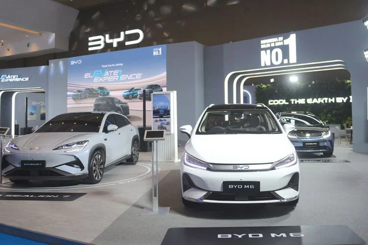 Pada PEVS 2025, booth BYD dan DENZA menempati satu area seluas 800 m² yang terintegrasi di Hall B3, booth A5.