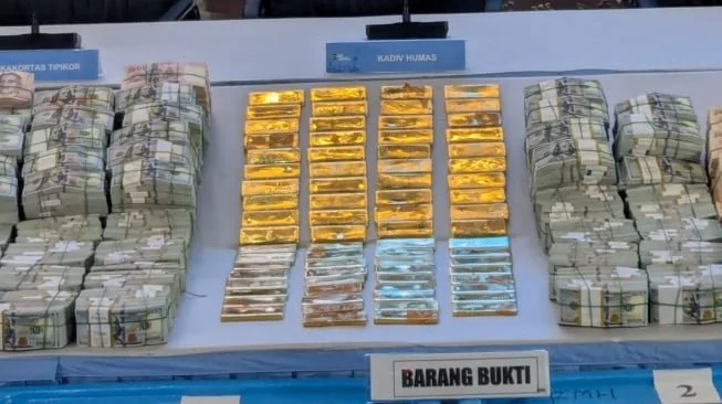 Barang bukti emas dan tumpukan dolar. [Suara.com/Adiyoga]