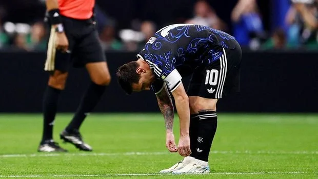 Soccer Football - FIFA World Cup 2026 - Semi Final - England v Argentina - Atlanta Stadium, Atlanta, Georgia, U.S. - July 15, 2026 Argentina's Lionel Messi looks dejected after England's Anthony Gordon scores their first goal REUTERS/Agustin Marcarian