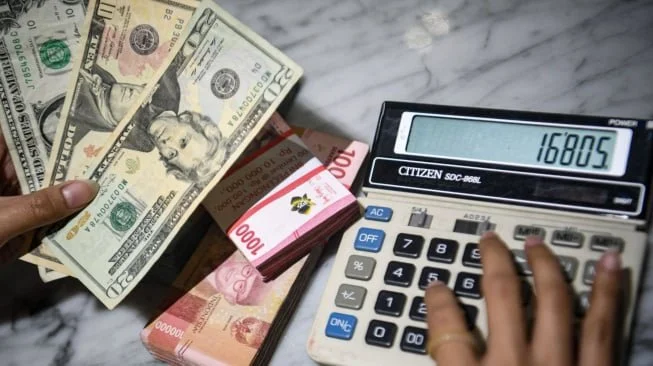 Rupiah masih tertekan dolar AS dan betah di level Rp 17.000/USD. [ANTARA FOTO/Muhammad Adimaja/rwa]