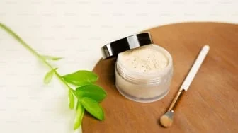 5 Cara Memilih Bedak yang Tepat untuk Kulit Kombinasi, Makeup Tetap Segar dan Bebas Cakey
