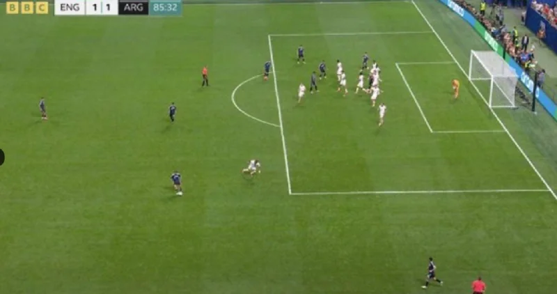 Gary Neville: Lionel Messi Offside, Gol Enzo Fernandez Harusnya Tak Disahkan!