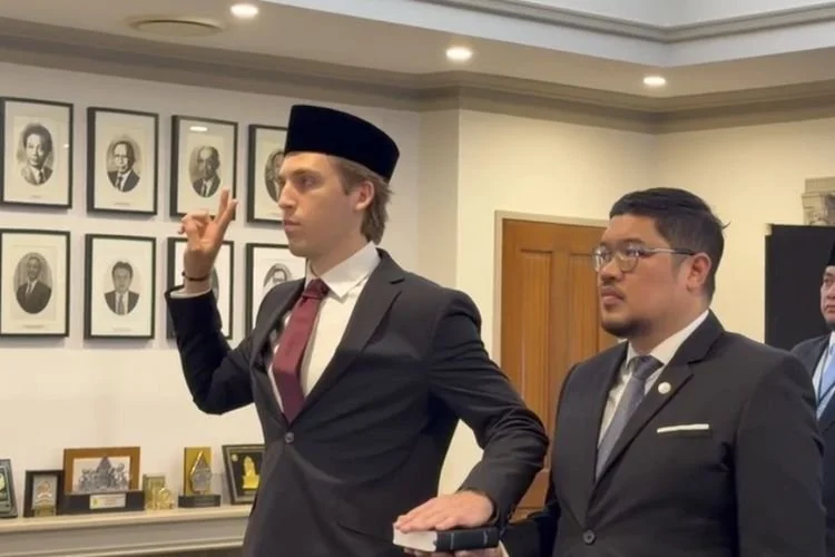 Menteri Hukum RI Supratman Andi Agtas resmi mengambil sumpah Warga Negara Indonesia (WNI) terhadap Luke Anthony Vickery, pesepakbola asal Hawai, USA, di KJRI Sydney, Australia, pada Kamis (16/7/2026).