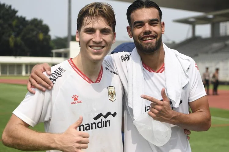 Pemain Timnas Indonesia Luke Vickery (kiri) berpose dengan rekannya Jens Raven (kanan) seusai berlatih.