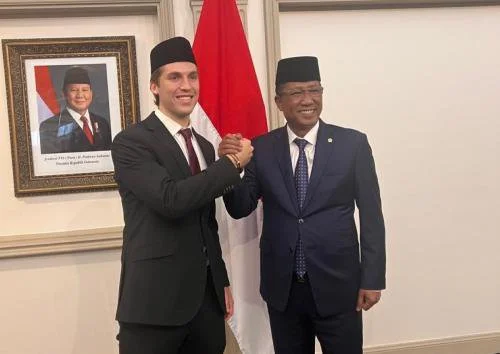Luke Vickery resmi jadi WNI. (Foto: Kementerian Hukum RI)