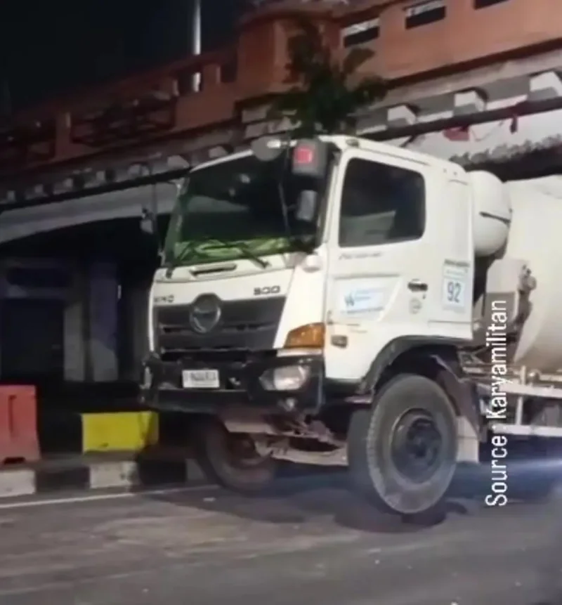 Truk Molen Nyangkut di Kolong Jembatan Matraman, Dishub Evakuasi Satu Jam