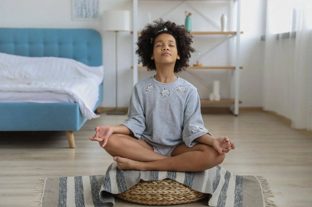 Ilustrasi gadis bermeditasi 