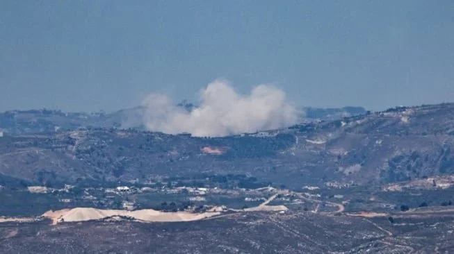 Asap mengepul akibat serangan Israel di Lebanon selatan seperti yang terlihat dari sisi perbatasan Israel pada hari Minggu di tengah gencatan senjata antara Israel dan Lebanon. Pasukan Israel mengumumkan bahwa mereka telah merebut kembali Punggungan Beaufort yang strategis di utara Sungai Litani. [Foto oleh Atef Safadi/EPA]