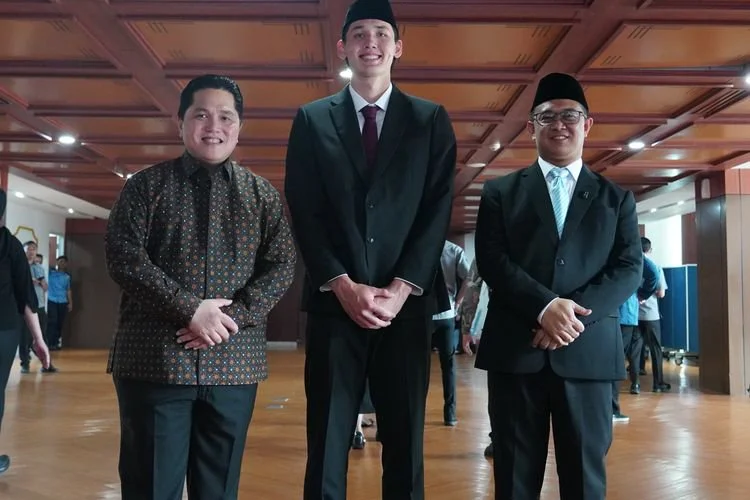 Mitchell Baker bersama Erick Thohir (kiri) usai jalani prosesi pengambilan sumpah menjadi Warga Negara Indonesia (WNI) pada Senin (13/7/2026).