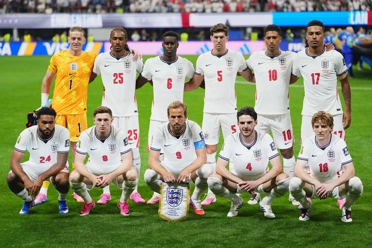 Kesebelasan timnas Inggris berpose untuk foto bersama sebelum pertandingan semifinal Inggris vs Argentina dalam Piala Dunia FIFA 2026 di Atlanta Stadium, Atlanta, Amerika Serikat, pada Kamis (16/7/2026) dini hari WIB.