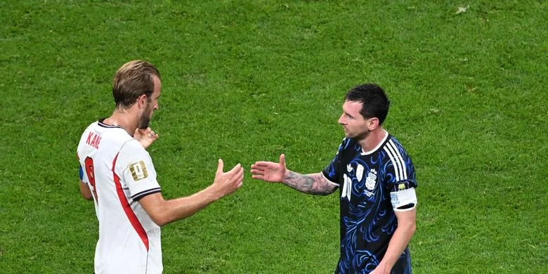 Lionel Messi dari timnas Argentina bereaksi bersama Harry Kane dari timnas Inggris setelah pertandingan semifinal antara Argentina dan Inggris di Piala Dunia 2026 di Stadion Atlanta di Atlanta, Amerika Serikat, 15 Juli 2026.