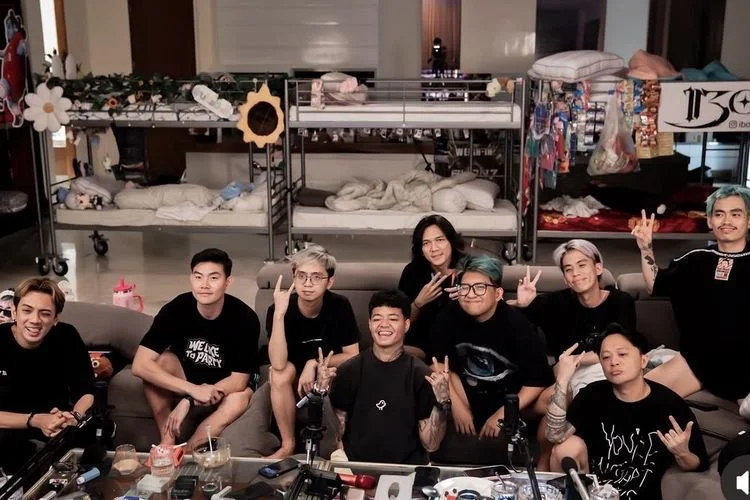 Personel AAA Clan dalam live streaming Marapthon. 