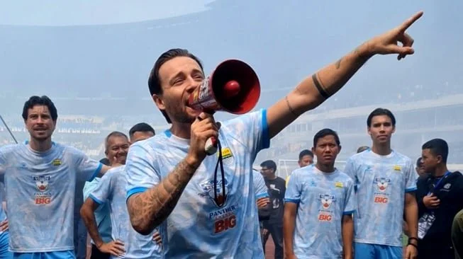 Kapten tim Persib, Marc Klok saat menghampiri Bobotoh. (Rahman)