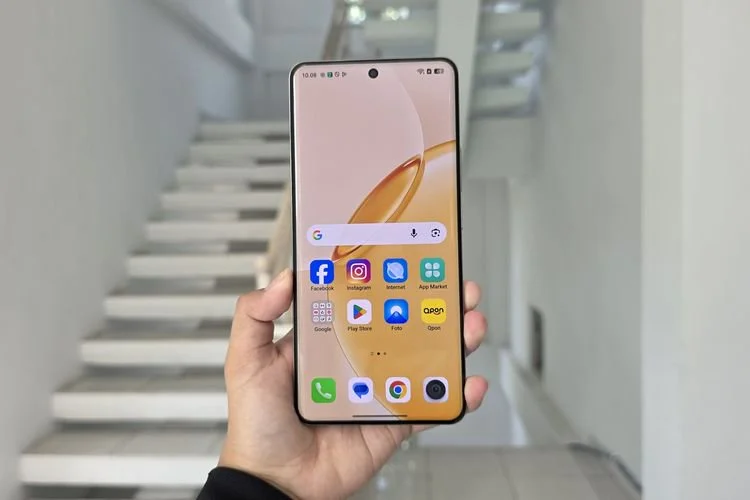 Tampak depan Realme 16 Pro Plus 5G. Ponsel ini mengusung layar AMOLED 6,8 inci beresolusi 1.280 x 2.800 piksel dengan refresh rate 144 Hz, dukungan HDR10 Plus, serta tingkat kecerahan puncak hingga 6.500 nits. 