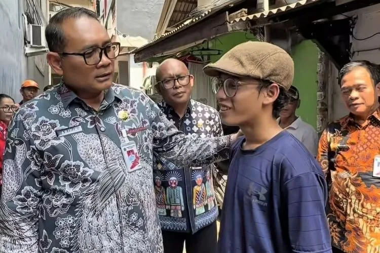 Walikota Jakarta Pusat, Arifin saat menemui Muhammad Yusuf (16) remaja yang putus sekolah demi membantu sang ibu mencari uang dengan menjual roti dan membuka jasa sketsa wajah di Jakarta Pusat 