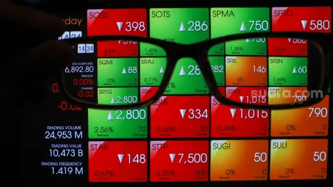 Layar menampilkan pergerakan harga saham di Bursa Efek Indonesia, Jakarta Selatan, Senin (21/2/2022). [Suara.com/Alfian Winanto]