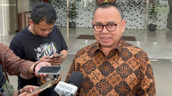 Mantan Menteri ESDM, Sudirman Said rampung menjalani pemeriksaan sebagai saksi dalam dugaan kasus korupsi Pertamina Energy Trading Limited (Petral) di Kejaksaan Agung, Senin (19/1/2026). (Suara.com/Faqih Fathurrahman)