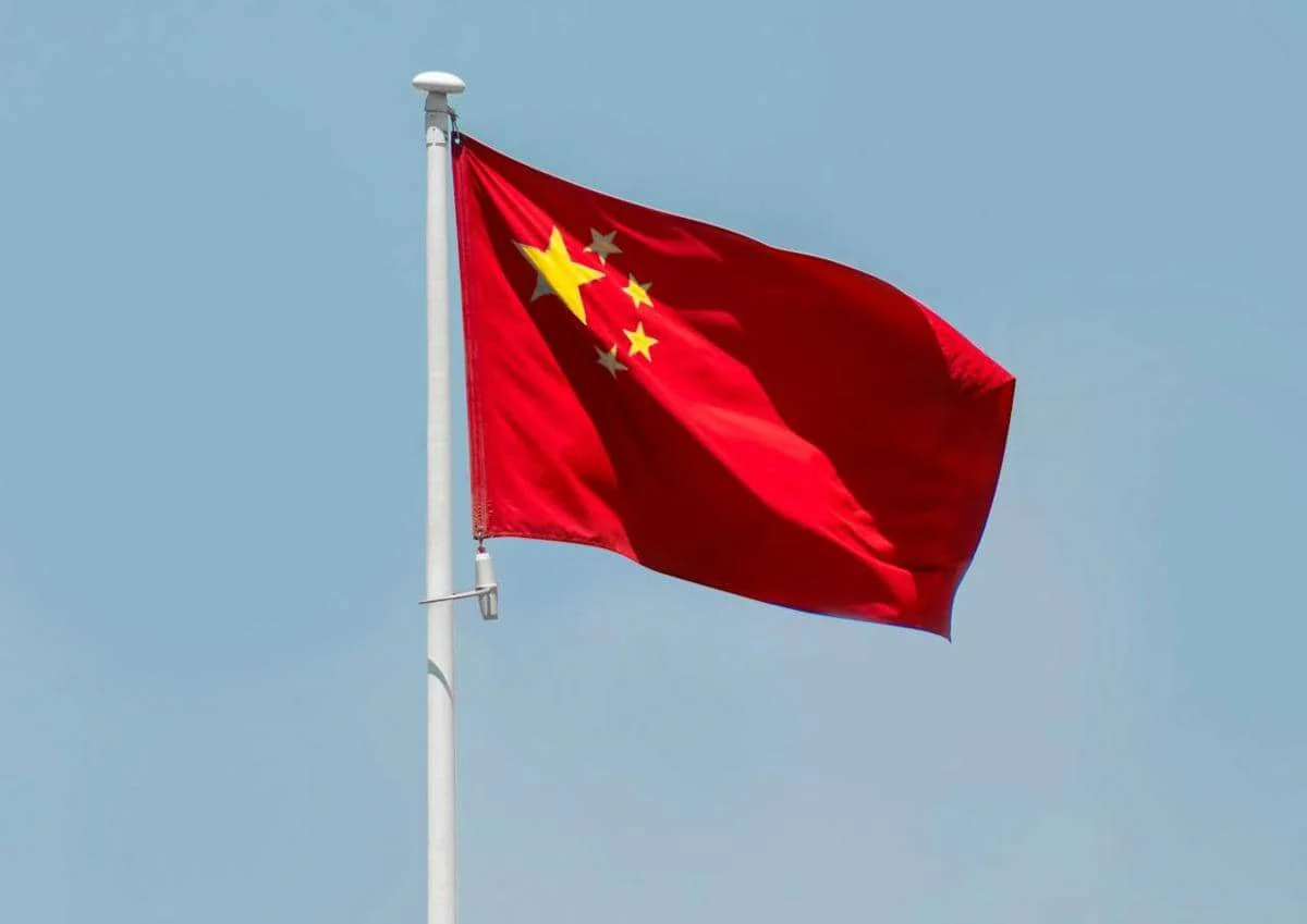 Bendera China sedang berkibar.