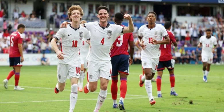 Declan Rice dari timnas Inggris merayakan gol pertama Three Lions bersama Anthony Gordon pada laga persahabatan internasional antara Inggris dan Kosta Rika di Stadion Inter&Co pada 10 Juni 2026 di Orlando, Florida.