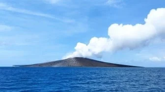 Bukan Destinasi Wisata! Pesona Mematikan Gunung Anak Krakatau yang Terlarang Bagi Wisatawan
