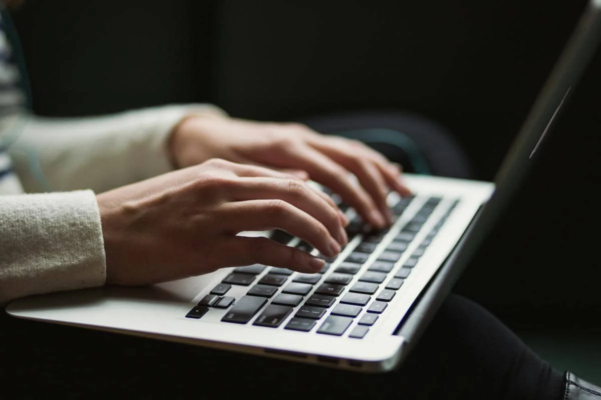 pelajar mengetik di laptop 