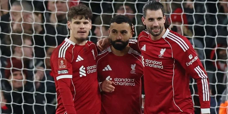 Penyerang Liverpool, Mohamed Salah, merayakan gol dari titik penalti bersama Milos Kerkez dan Dominik Szoboszlai pada laga putaran keempat Piala FA Inggris antara Liverpool dan Brighton and Hove Albion di Anfield, Liverpool, barat laut Inggris pada 14 Februari 2026.
