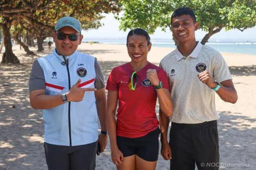 Todotua Pasaribu (kiri) menghampiri pelatnas surfing Asian Games 2026. (Foto: NOC Indonesia)