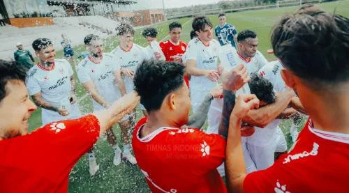 Saddil Ramdani menyiram air ke sejumlah pemain Timnas Indonesia PSSI