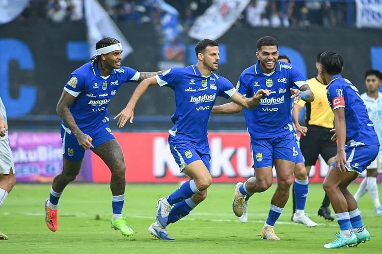 Patricio Matricardi merayakan golnya yang dicetak pada pertandingan Persib vs PSIM  di Stadion Gelora Bandung Lautan Api (GBLA), Senin (4/5/2026).