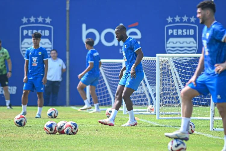 Bek anyar Persib Bandung asal Perancis Gabriel Mutombo dalam sesi latihan pramusim tatap Super League 2026-2027. 
