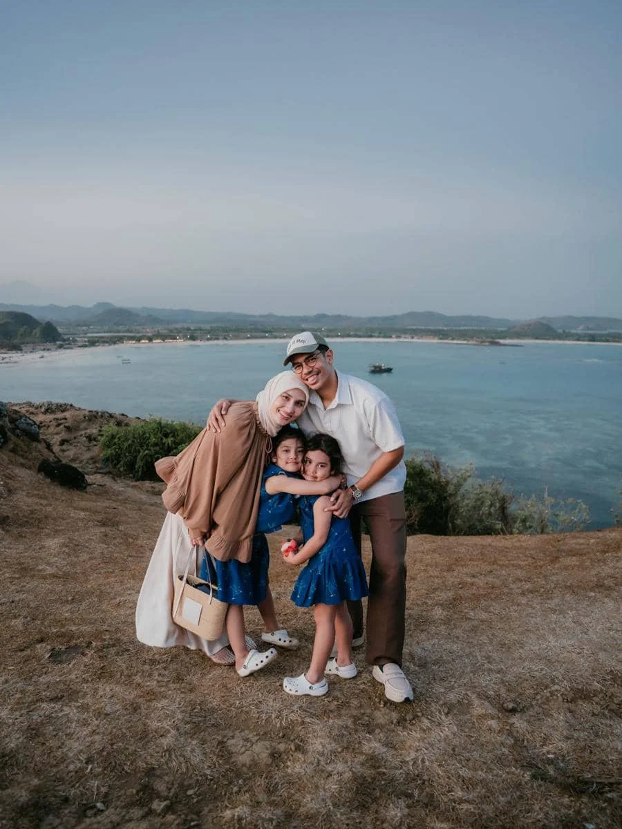 Keluarga Dwi Handayani menikmati sunset di Bukit Merese