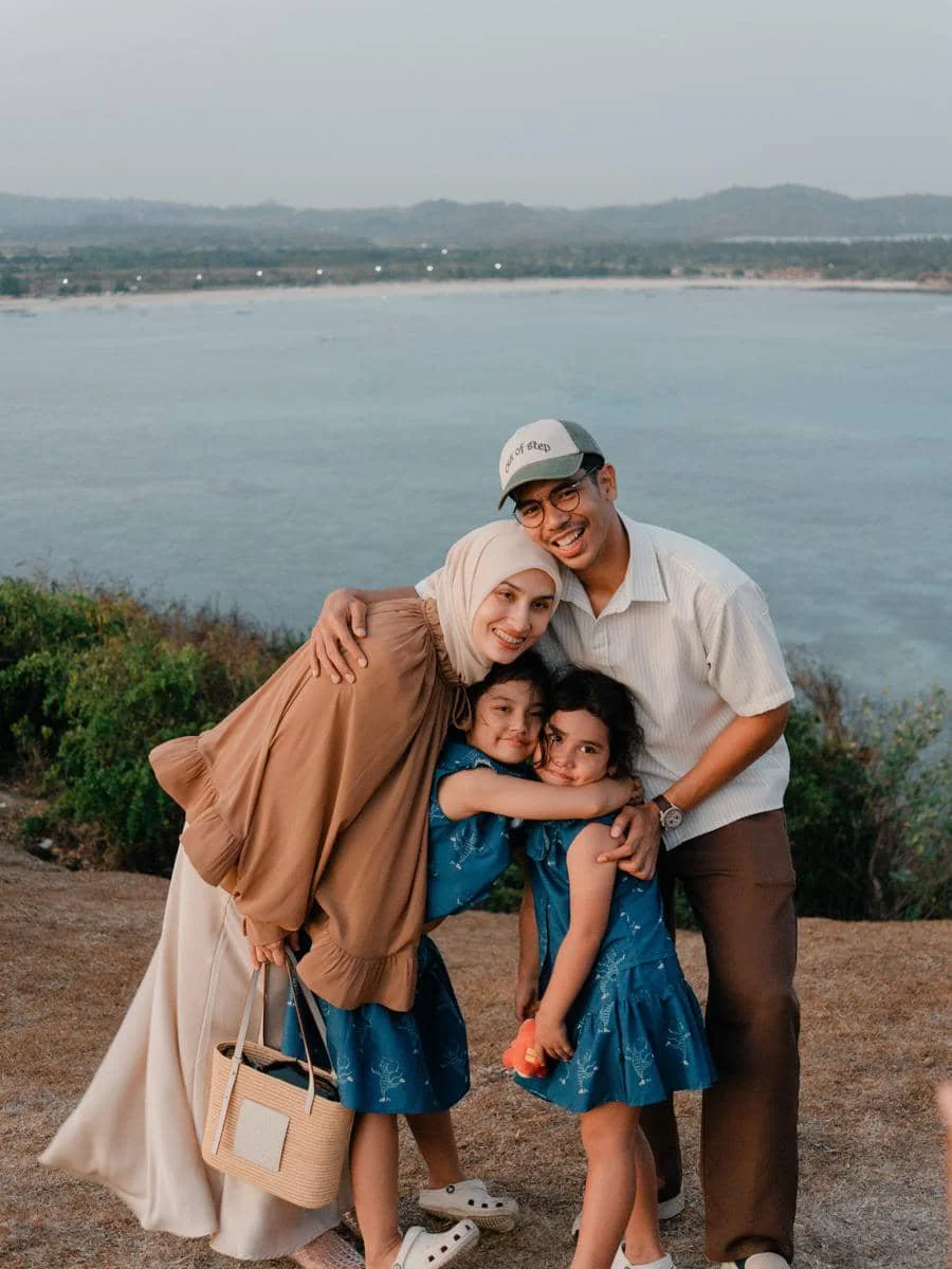 Keluarga Dwi Handayani menikmati sunset di Bukit Merese
