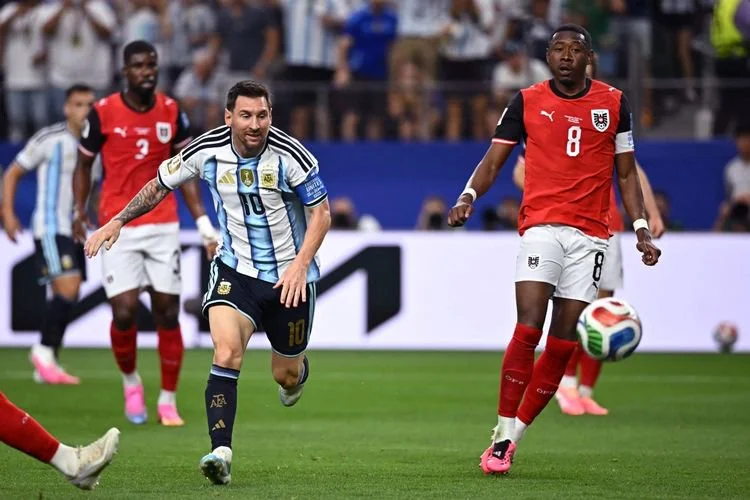 Lionel Messi (kiri) dibayangi David Alaba (kanan) dalam pertandingan sepak bola Grup J Piala Dunia 2026 Argentina vs Austria di Stadion Dallas di Arlington pada 22 Juni 2026. (Foto oleh Paul ELLIS / AFP)