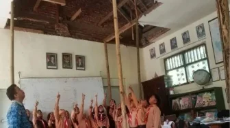 Miris! Atap Sekolah Disangga Bambu, Siswa SDN 2 Klepu Minta Tolong Bupati Malang