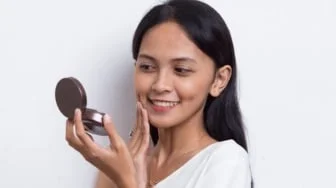 Cara Memilih Cushion yang Cocok untuk Kulit Berminyak: Anti Longsor, Wajah Bebas Kilap