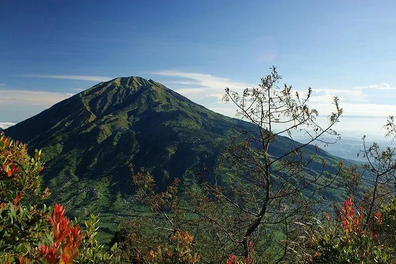 20 Gunung Tertinggi di Indonesia yang Wajib Kamu Ketahui