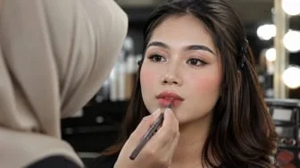 Ini Cara Rahasia Membuat Ombre Lips Natural Awet 20 Jam ala MUA, Anti Ribet Re-apply!