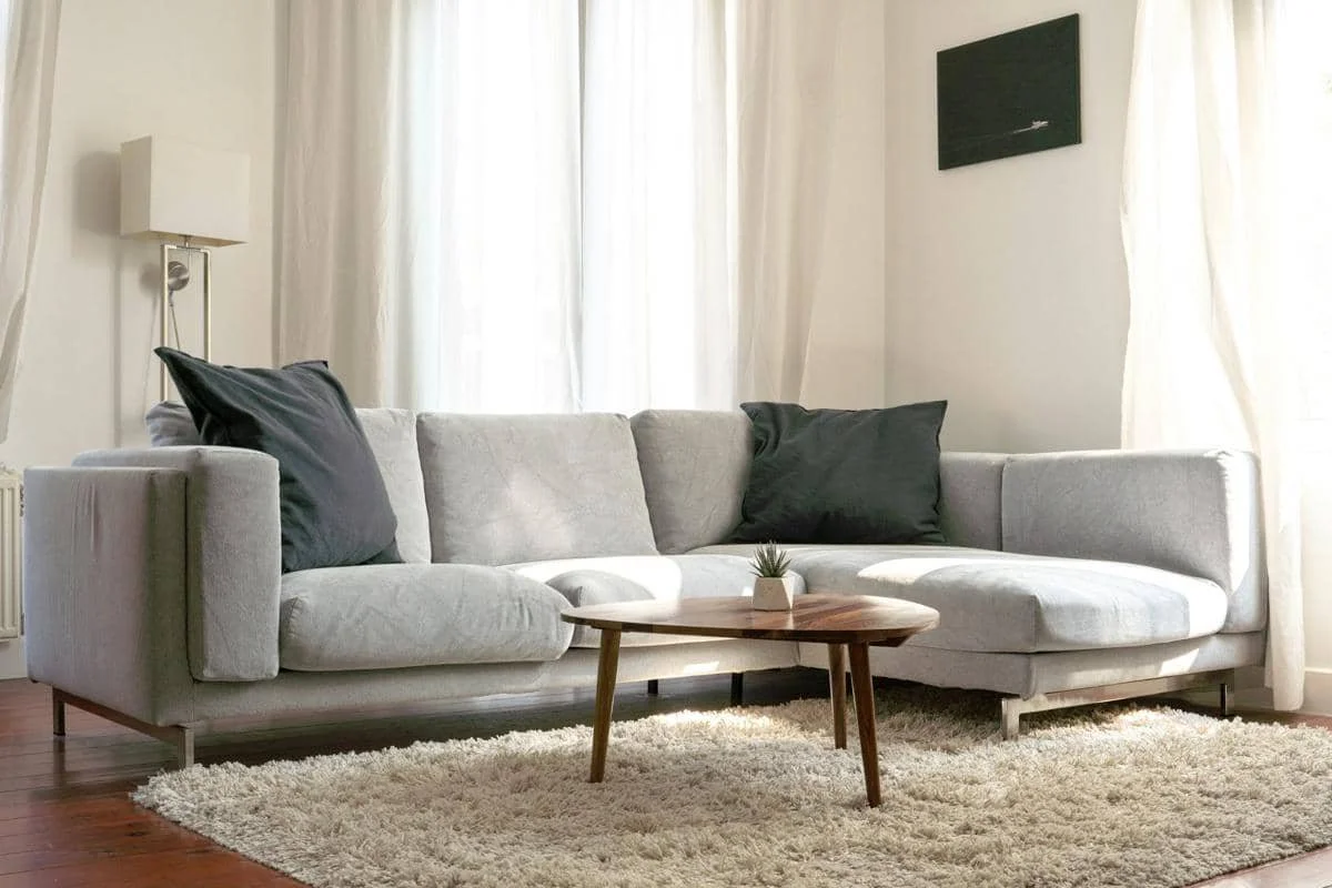 ilustrasi furnitur sofa warna abu-abu