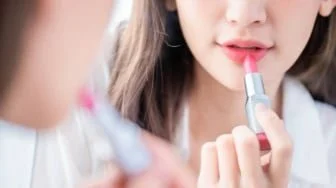 Agar Terlihat Muda Pakai Lipstik Warna Apa? Ini 7 Rekomendasi Lengkap dengan Produk dan Shade