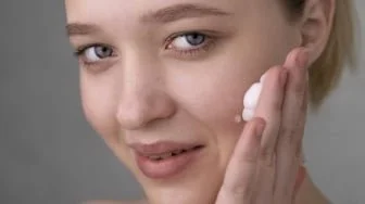 4 Rekomendasi Moisturizer Penghilang Flek Hitam, Lengkap Review Pembeli