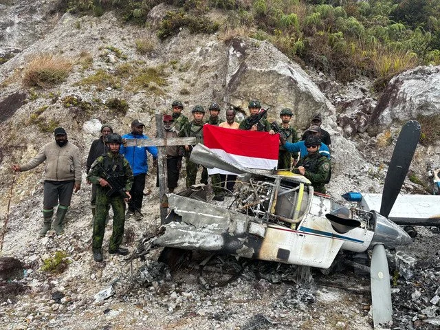 TNI Evakuasi Puing Pesawat AMA yang Dibakar OPM di Yahukimo
