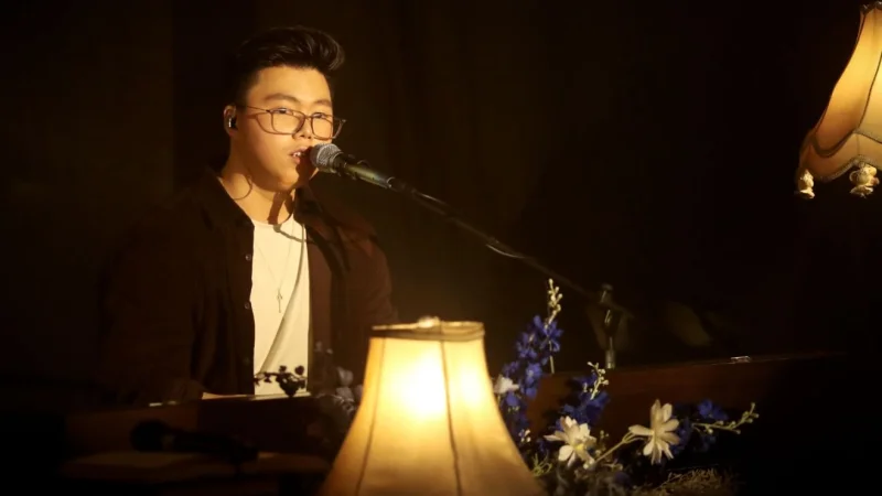 James Leo Tuangkan Emosi Generasi Muda dalam Album Debut Barely Salted