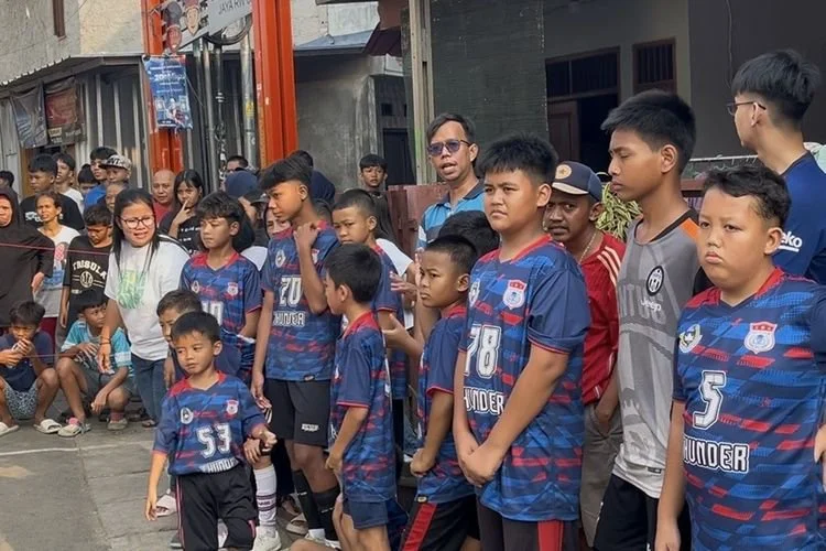 Foto: Antusias warga melihat kegiatan final turnamen Liga Aspal di RW 08 Kelurahan Menteng, Kecamatan Menteng, Jakarta Pusat, Sabtu (18/7/2026).