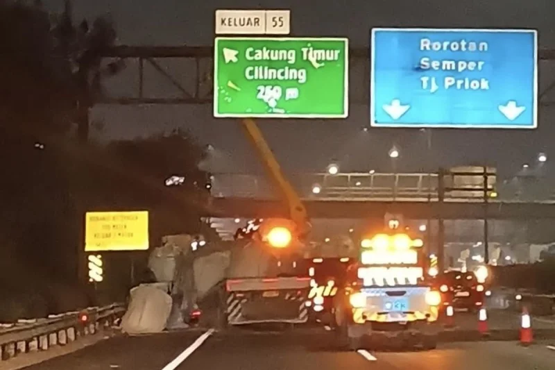 Pascakecelakaan Beruntun, Dua Lajur Tol JORR Arah Cakung Masih Ditutup