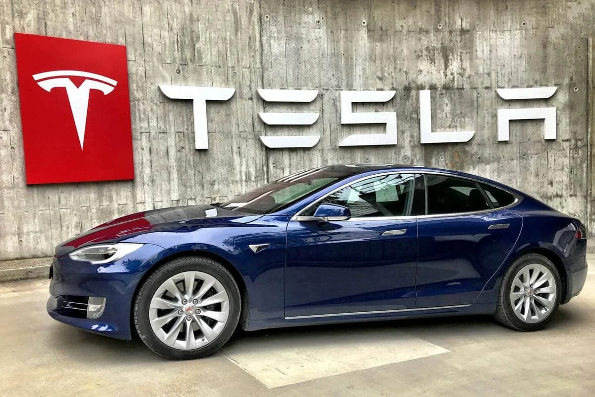 ilustrasi Tesla, mobil listrik