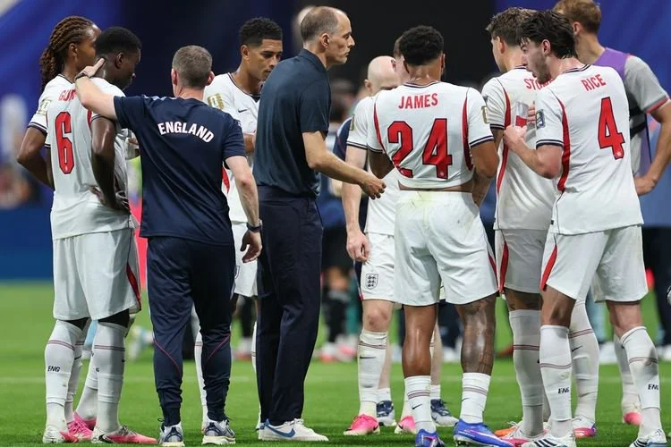 Pelatih Inggris Thomas Tuchel (tengah) memberikan instruksi kepada para pemainnya saat jeda minum dalam pertandingan semifinal antara Inggris vs Argentina pada Piala Dunia FIFA 2026 di Stadion Atlanta, Atlanta, Amerika Serikat, Kamis (15/6/7/2026) WIB.