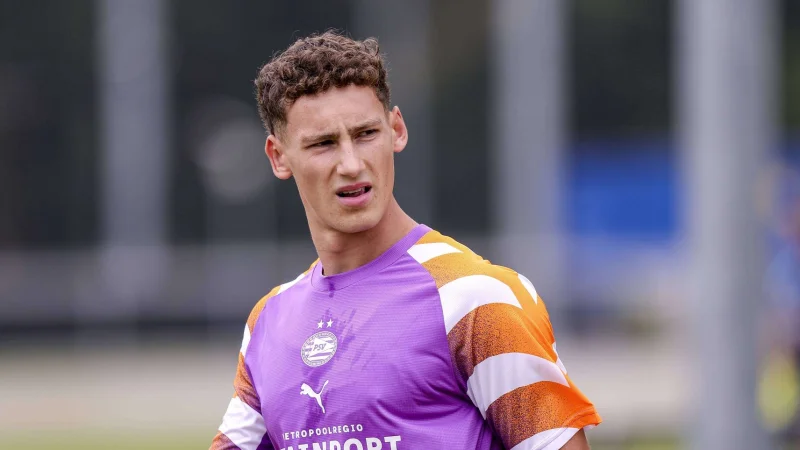 Boadu mengajukan permohonan kontrak ke PSV; Ruben van Bommel kembali bermain