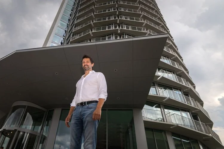 Menteri Pertahanan Slovakia Robert Kalinak berfoto di depan gedung Kementerian Pertahanan yang baru di Bratislava, 16 Juli 2026.